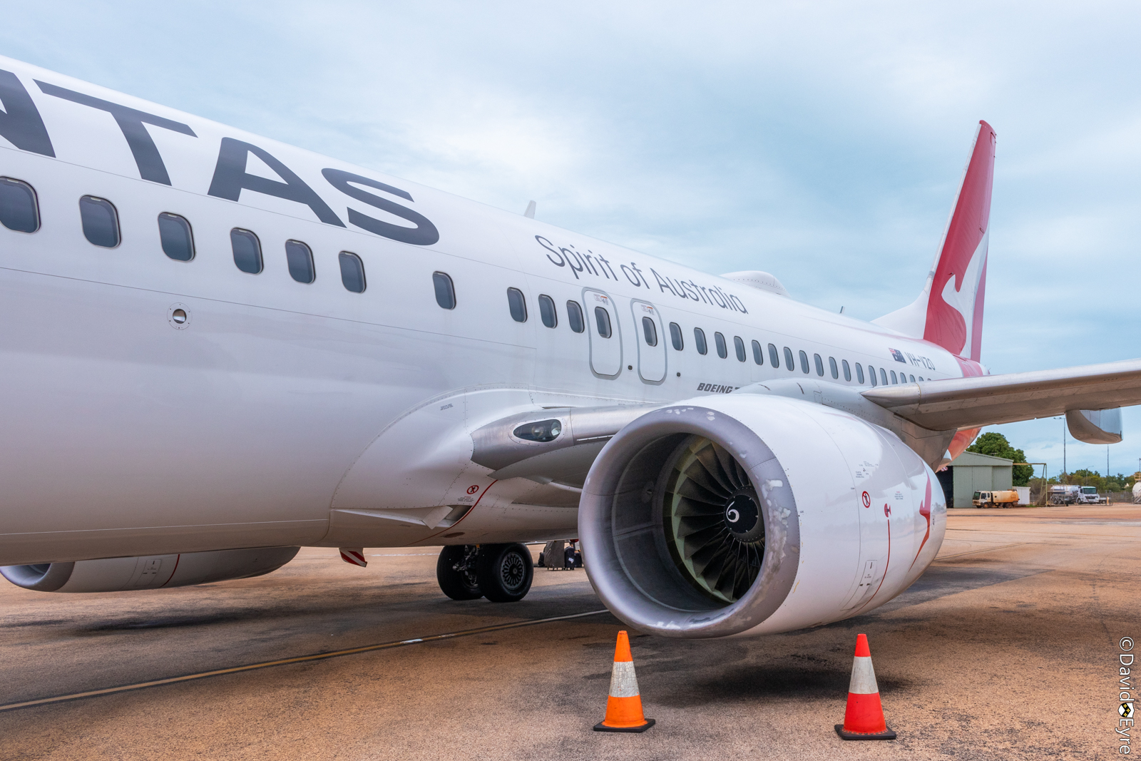 VH-VZO Boeing 737-838 of Qantas, named ‘Bendigo’, at Broome Airport ...